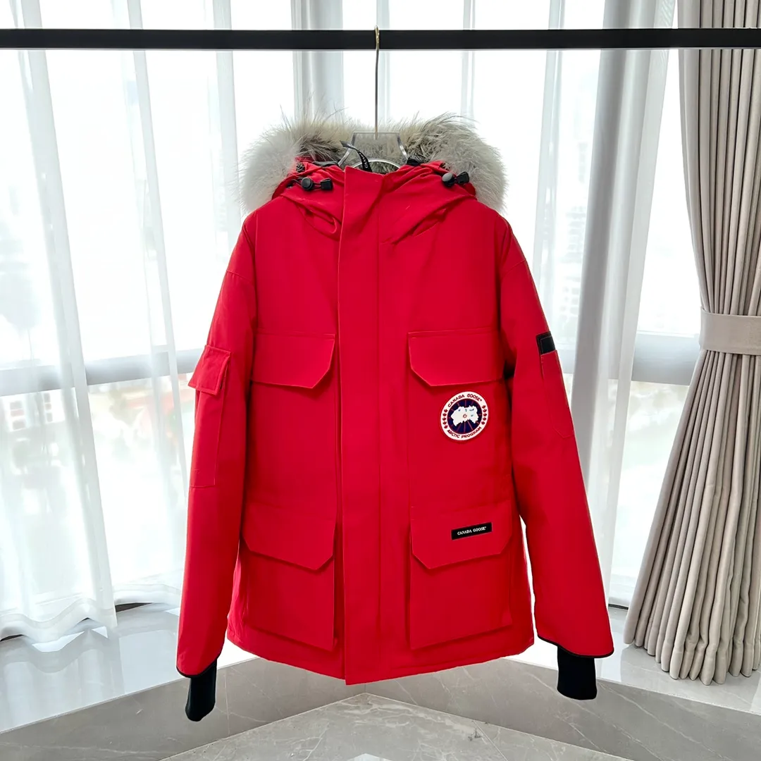 P800 Canada Goose "Canada Goose"🇨🇦 Beichen White / 08 Expedition Parka 4660M Product color: black, off-white, red, sand pink, sky blue, graphite gray, Beichen white, navy blue, sky blue, gray camouflage gray black label Product size: XS, S, M, L, XL, XXL The Expedition was originally a parka designed for scientists at the McMurdo Research Station in Antarctica. Whether your next journey takes you into the frozen urban jungle or across uncharted ice fields, wear Canada Goose's Expedition Parka and get proven results year after year in Antarctica by the National Science Foundation's Center for Polar Research.  Material list: 1⃣ Uses Y-shaped Velcro imported from Taiwan (exclusive in the market) 2⃣ Uses 18-count polyester-cotton blended fabric imported from South Korea (authentic synchronized fabric) 3⃣ National standard 80% white duck down, (zp uses 80% white duck down/90% of all boasts are fake) 4⃣ Western Canadian coyote hair (non-market dyed fox hair filled with wolf hair) Material analysis characteristics: 1⃣ The original/polyester-cotton fabric has a high polyester fiber content, and the polyester-cotton fabric has high heat and light resistance and good stability. It has bright colors, high fiber strength, durability, light resistance, heat resistance, and straightness. 2⃣ As we all know, the original version uses 80% white duck down. The fill power refers to the cubic inches of volume occupied by each ounce (30 grams) of down under certain conditions. If one ounce of down occupies 500 cubic inches, the fill power of the down is 500. So we can simply understand it as: fill power is the volume of down, and the volume of down is fill power. The higher the fill power of down, it means that under the same filling amount, down can fix a larger volume of air layer to keep warm and insulate, so the warmth retention of down is better. 3⃣ Western Canadian coyote hair, "large range of selected neck hair" is soft and fluffy, each wolf hair is 60-63 long / 14-16 wide at the peak, this width + preferred parts. It is basically unmatched by the same industry